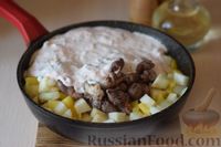 Фото приготовления рецепта: Куриные сердечки с кольраби и картошкой в сметанном соусе - шаг №12