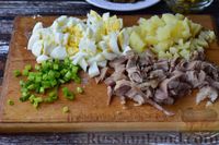Фото приготовления рецепта: Салат с курицей, картофелем, морковью и маринованными грибами - шаг №6