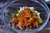 Фото приготовления рецепта: Салат с курицей, картофелем, морковью и маринованными грибами - шаг №8