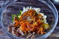 Фото приготовления рецепта: Салат с курицей, картофелем, морковью и маринованными грибами - шаг №9