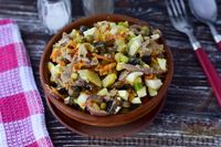 Фото приготовления рецепта: Салат с курицей, картофелем, морковью и маринованными грибами - шаг №11