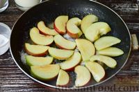 Фото приготовления рецепта: Пирог с яблоками на сковороде - шаг №2