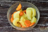 Фото приготовления рецепта: Кабачково-морковные оладушки - шаг №5