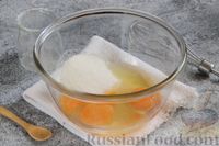 Фото приготовления рецепта: Шарлотка с персиками и кокосовой стружкой - шаг №2