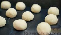 Фото приготовления рецепта: Творожные кнедлики с малиной - шаг №4