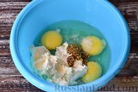 Фото приготовления рецепта: Запеканка из пельменей в яично-сметанной заливке - шаг №3