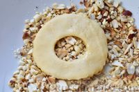 Фото приготовления рецепта: Песочное печенье "Кольца" с арахисом - шаг №11