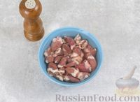 Фото приготовления рецепта: Салат с куриными сердечками, огурцами, яйцами и мятной заправкой - шаг №2