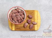 Фото приготовления рецепта: Салат с куриными сердечками, огурцами, яйцами и мятной заправкой - шаг №3