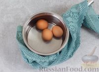 Фото приготовления рецепта: Салат с куриными сердечками, огурцами, яйцами и мятной заправкой - шаг №7