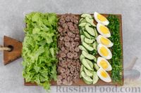 Фото приготовления рецепта: Салат с куриными сердечками, огурцами, яйцами и мятной заправкой - шаг №8