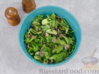 Фото приготовления рецепта: Салат с куриными сердечками, огурцами, яйцами и мятной заправкой - шаг №11