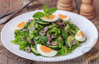 Фото к рецепту: Салат с куриными сердечками, огурцами, яйцами и мятной заправкой