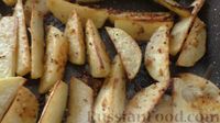 Фото приготовления рецепта: Запечённая картошка с горчицей и чесноком, со сметанным соусом - шаг №4