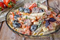 Фото к рецепту: Салат с макаронами, сосисками, овощами и сыром