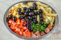 Фото приготовления рецепта: Салат с макаронами, сосисками, овощами и сыром - шаг №9