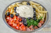 Фото приготовления рецепта: Салат с макаронами, сосисками, овощами и сыром - шаг №11