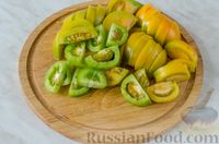 Фото приготовления рецепта: Яичница-глазунья с жареными зелёными помидорами - шаг №2