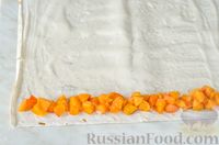 Фото приготовления рецепта: Роллы из лаваша с творожно-банановой начинкой, малиной и абрикосами - шаг №9