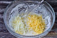 Фото приготовления рецепта: Сырная лепёшка с брынзой, на сковороде - шаг №5