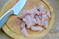 Фото приготовления рецепта: Салат с курицей, овощами, сыром и маслинами - шаг №2