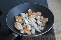 Фото приготовления рецепта: Салат с курицей, овощами, сыром и маслинами - шаг №3