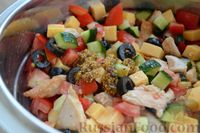 Фото приготовления рецепта: Салат с курицей, овощами, сыром и маслинами - шаг №9