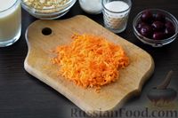 Фото приготовления рецепта: Овсяная каша с морковью и вишней - шаг №2