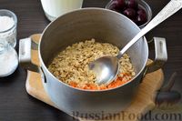 Фото приготовления рецепта: Овсяная каша с морковью и вишней - шаг №3
