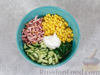 Фото приготовления рецепта: Салат с кукурузой, огурцами и ветчиной - шаг №3