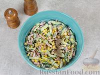 Фото приготовления рецепта: Салат с кукурузой, огурцами и ветчиной - шаг №4