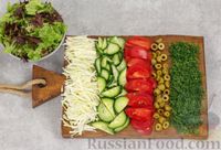 Фото приготовления рецепта: Овощной салат с жареным мясом и оливками - шаг №2