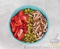 Фото приготовления рецепта: Овощной салат с жареным мясом и оливками - шаг №7