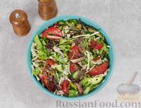 Фото приготовления рецепта: Овощной салат с жареным мясом и оливками - шаг №8