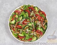 Фото приготовления рецепта: Овощной салат с жареным мясом и оливками - шаг №9