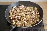 Фото приготовления рецепта: Салат с курицей, кукурузой, шампиньонами и огурцами - шаг №5