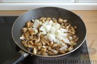 Фото приготовления рецепта: Салат с курицей, кукурузой, шампиньонами и огурцами - шаг №6