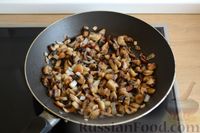 Фото приготовления рецепта: Салат с курицей, кукурузой, шампиньонами и огурцами - шаг №7