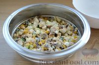 Фото приготовления рецепта: Салат с курицей, кукурузой, шампиньонами и огурцами - шаг №13
