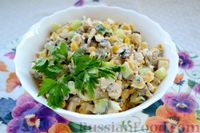 Фото приготовления рецепта: Салат с курицей, кукурузой, шампиньонами и огурцами - шаг №14