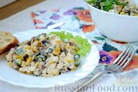 Фото приготовления рецепта: Салат с курицей, кукурузой, шампиньонами и огурцами - шаг №16