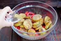 Фото приготовления рецепта: Салат из баклажанов с помидорами и сладким перцем - шаг №8