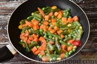 Фото приготовления рецепта: Омлет с овощами - шаг №4