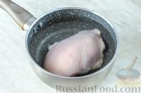 Фото приготовления рецепта: Слоёный салат с курицей, черносливом и огурцом - шаг №2