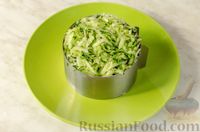 Фото приготовления рецепта: Слоёный салат с курицей, черносливом и огурцом - шаг №14