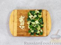 Фото приготовления рецепта: Салат с курицей, овощами, брынзой и яйцами - шаг №5
