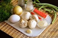 Фото приготовления рецепта: Крабовый салат с шампиньонами, стручковой фасолью и яйцом - шаг №1