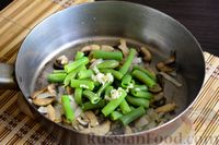 Фото приготовления рецепта: Крабовый салат с шампиньонами, стручковой фасолью и яйцом - шаг №12
