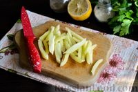 Фото приготовления рецепта: Салат из жареных баклажанов с помидорами и сладким перцем - шаг №9