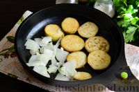 Фото приготовления рецепта: Салат из жареных баклажанов с помидорами и сладким перцем - шаг №6
